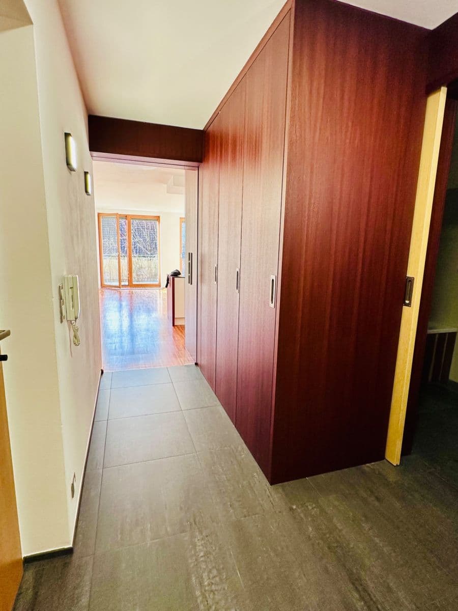 Prenájom bytu 3-izbový 77 m², Pod Hliništěm, Praha, Praha Prenájom bytu 3-izbový 77 m², Pod Hliništěm, Praha, Praha