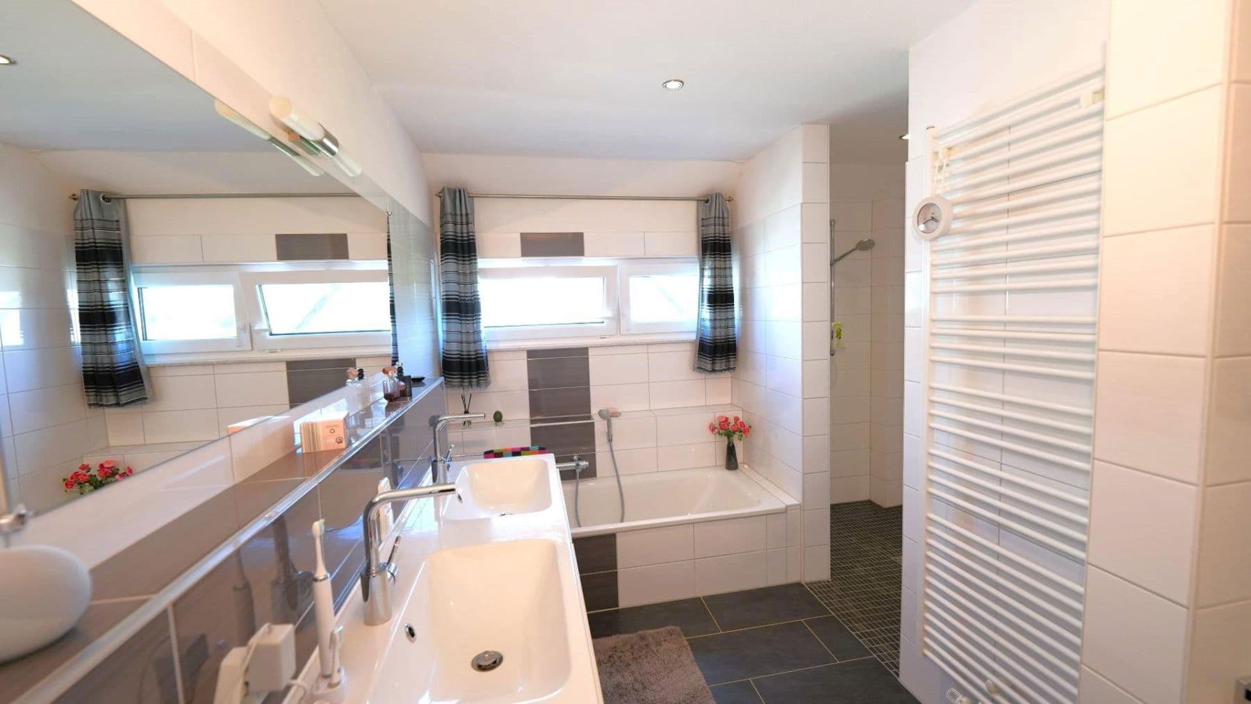 Predaj domu 268 m², pozemek 649 m², Barsinghausen, Dolné Sasko Predaj domu 268 m², pozemek 649 m², Barsinghausen, Dolné Sasko