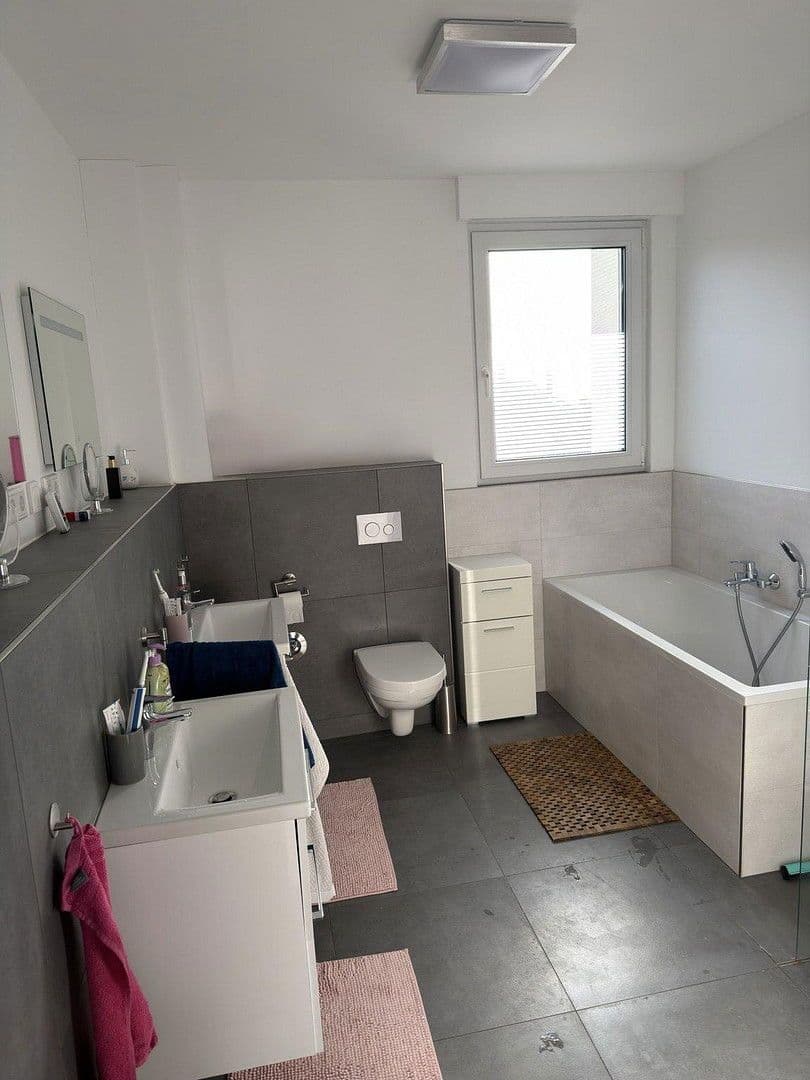 Prenájom bytu 5-izbový 135 m², Am Siefen 54, Solingen, Severné Porýnie - Westfálsko Prenájom bytu 5-izbový 135 m², Am Siefen 54, Solingen, Severné Porýnie - Westfálsko