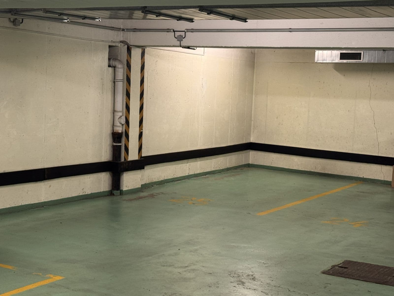 Predaj garáže 12 m², Jeseniova, Praha, Praha Predaj garáže 12 m², Jeseniova, Praha, Praha
