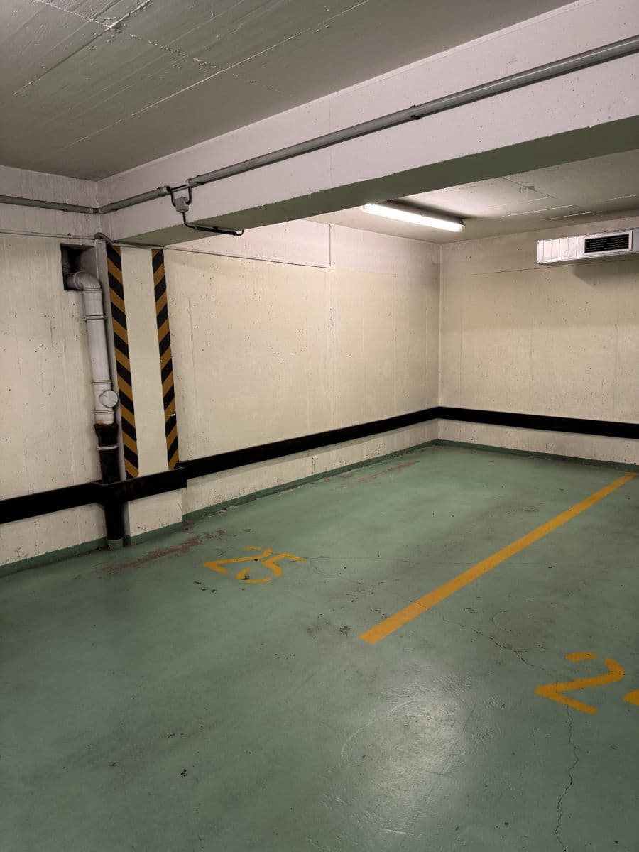 Predaj garáže 12 m², Jeseniova, Praha, Praha Predaj garáže 12 m², Jeseniova, Praha, Praha