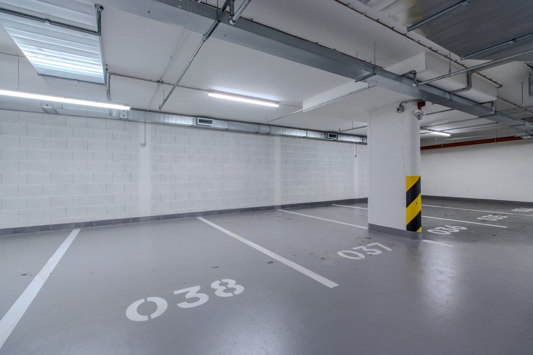 Prenájom garáže 15 m², Poděbradská, Praha, Praha Prenájom garáže 15 m², Poděbradská, Praha, Praha