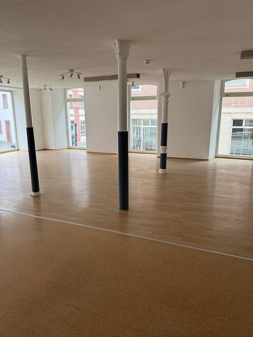 Prenájom nebytového priestoru 136 m², Spitalstrasse 17, Ellwangen (Jagst), Bádensko-Wurttembersko Prenájom nebytového priestoru 136 m², Spitalstrasse 17, Ellwangen (Jagst), Bádensko-Wurttembersko