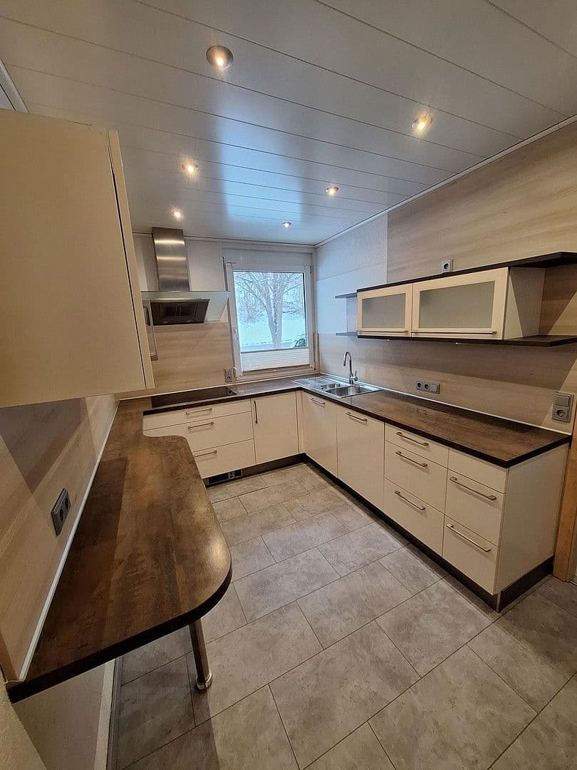 Prenájom bytu 4-izbový 138 m², Tuttlingen, Bádensko-Wurttembersko Prenájom bytu 4-izbový 138 m², Tuttlingen, Bádensko-Wurttembersko