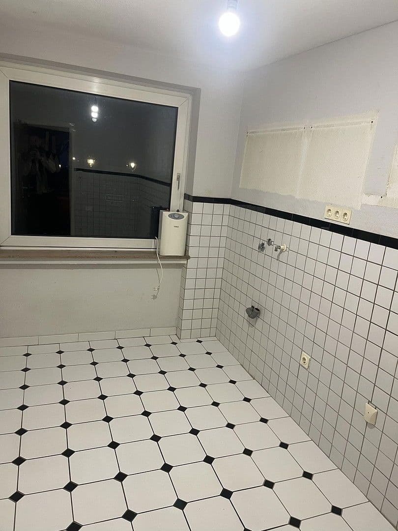 Prenájom bytu 3-izbový 65 m², Weststraße 25, Düsseldorf, Severné Porýnie - Westfálsko Prenájom bytu 3-izbový 65 m², Weststraße 25, Düsseldorf, Severné Porýnie - Westfálsko