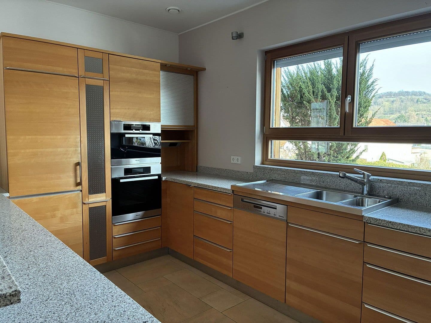 Prenájom bytu 220 m², Groß-Umstadt, Hesensko Prenájom bytu 220 m², Groß-Umstadt, Hesensko