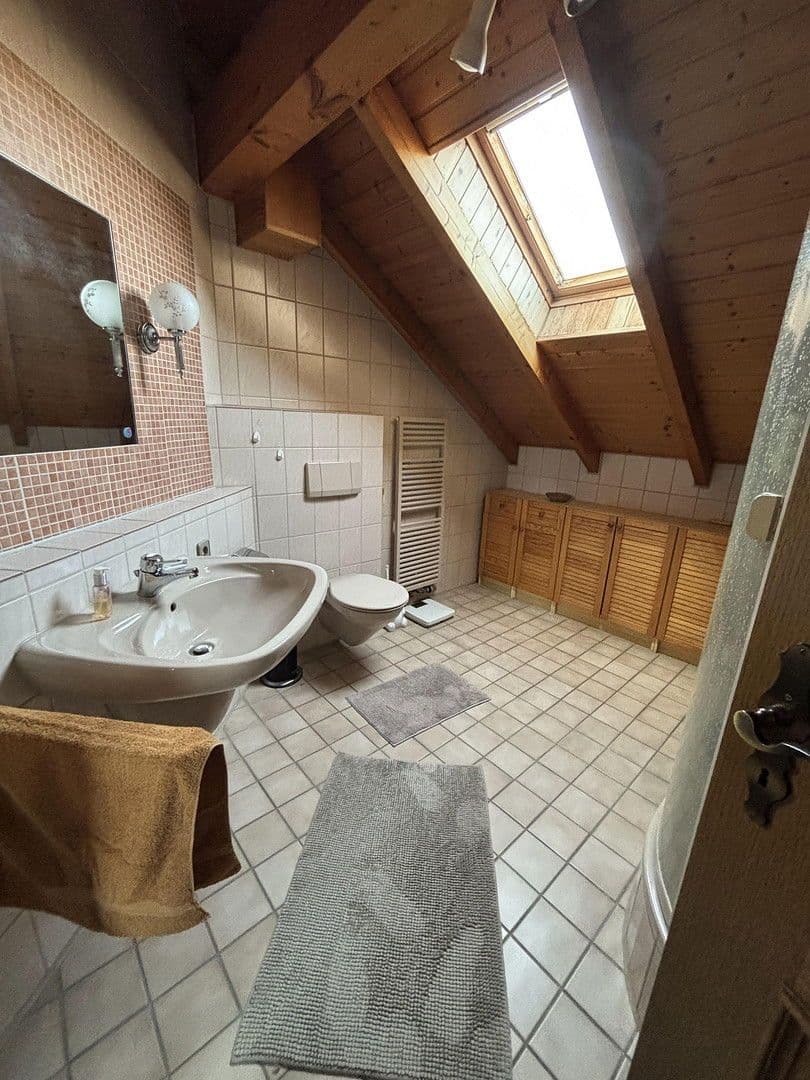 Predaj domu 230 m², pozemek 454 m², Odenwaldstr. 13, Obertshausen, Hesensko Predaj domu 230 m², pozemek 454 m², Odenwaldstr. 13, Obertshausen, Hesensko