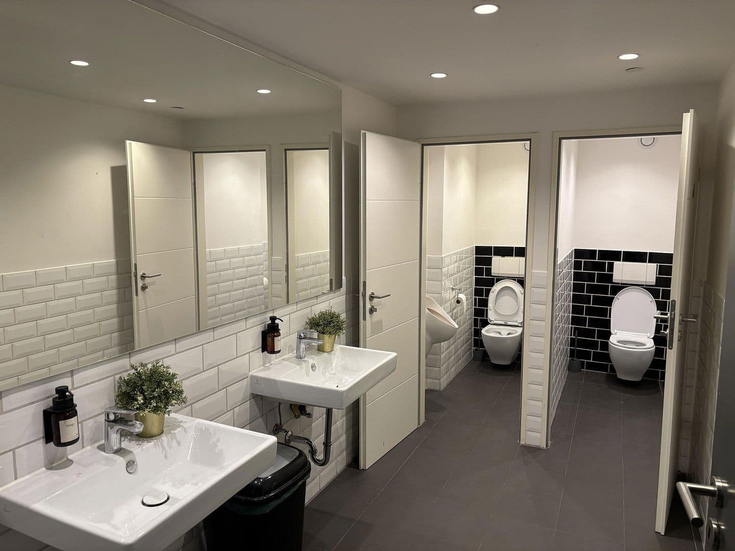 Prenájom nebytového priestoru 834 m², Landsberger Straße 452, München, Bavorsko Prenájom nebytového priestoru 834 m², Landsberger Straße 452, München, Bavorsko