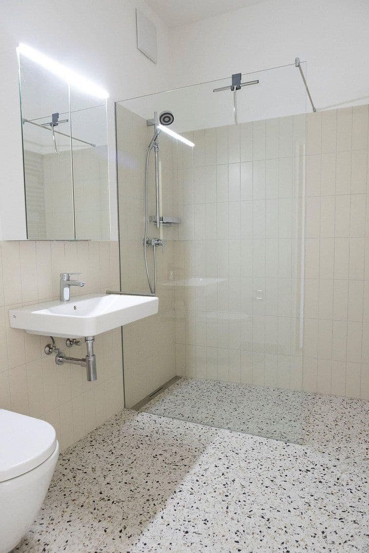 Prenájom bytu 2-izbový 56 m², Eisenbahnstr. 21, Waldshut-Tiengen, Bádensko-Wurttembersko Prenájom bytu 2-izbový 56 m², Eisenbahnstr. 21, Waldshut-Tiengen, Bádensko-Wurttembersko