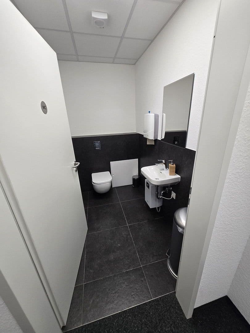 Prenájom nebytového priestoru 280 m², Viersener Straße 240, Mönchengladbach, Severné Porýnie - Westfálsko Prenájom nebytového priestoru 280 m², Viersener Straße 240, Mönchengladbach, Severné Porýnie - Westfálsko