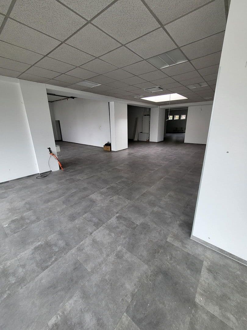 Prenájom nebytového priestoru 280 m², Viersener Straße 240, Mönchengladbach, Severné Porýnie - Westfálsko Prenájom nebytového priestoru 280 m², Viersener Straße 240, Mönchengladbach, Severné Porýnie - Westfálsko