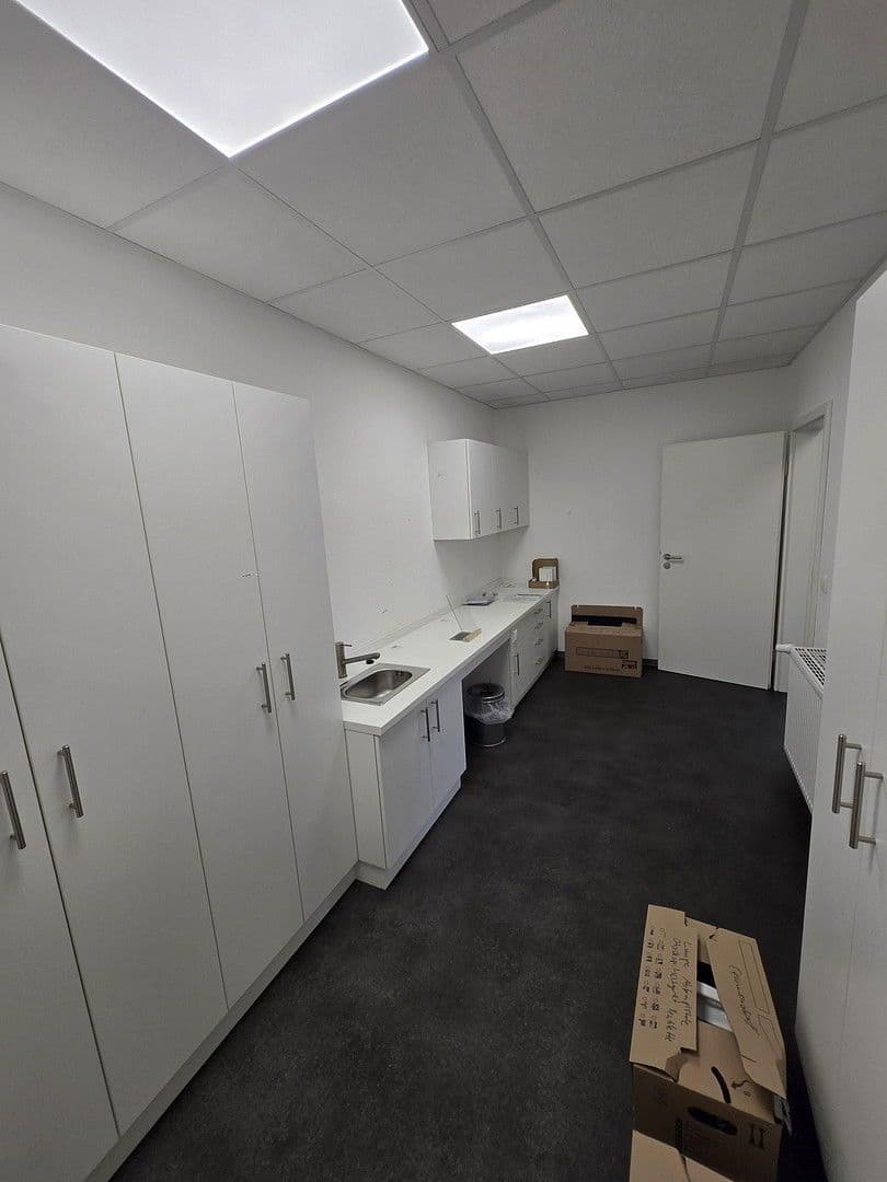 Prenájom nebytového priestoru 280 m², Viersener Straße 240, Mönchengladbach, Severné Porýnie - Westfálsko Prenájom nebytového priestoru 280 m², Viersener Straße 240, Mönchengladbach, Severné Porýnie - Westfálsko