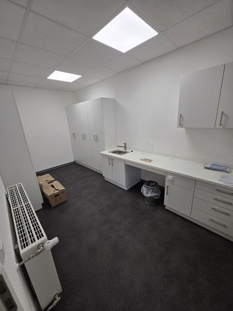 Prenájom nebytového priestoru 280 m², Viersener Straße 240, Mönchengladbach, Severné Porýnie - Westfálsko Prenájom nebytového priestoru 280 m², Viersener Straße 240, Mönchengladbach, Severné Porýnie - Westfálsko