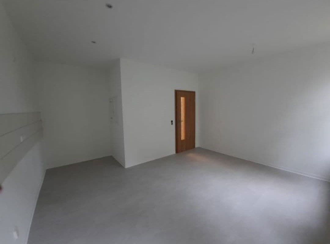 Prenájom bytu 4-izbový 116 m², August-Bebel-Straße 41, Oppach, Sasko Prenájom bytu 4-izbový 116 m², August-Bebel-Straße 41, Oppach, Sasko