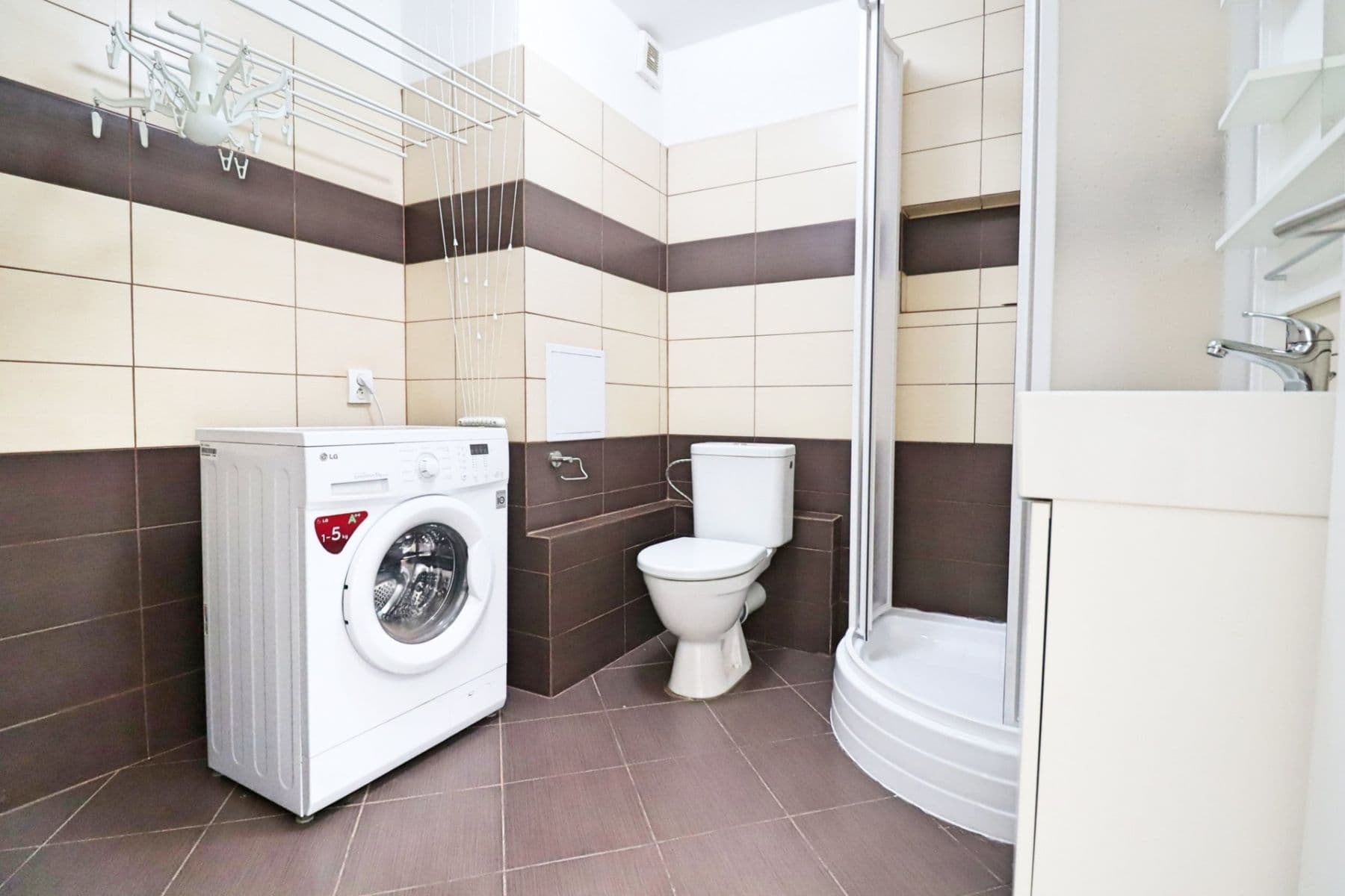 Prenájom bytu 3-izbový 56 m², Hurbanova, Praha, Praha Prenájom bytu 3-izbový 56 m², Hurbanova, Praha, Praha