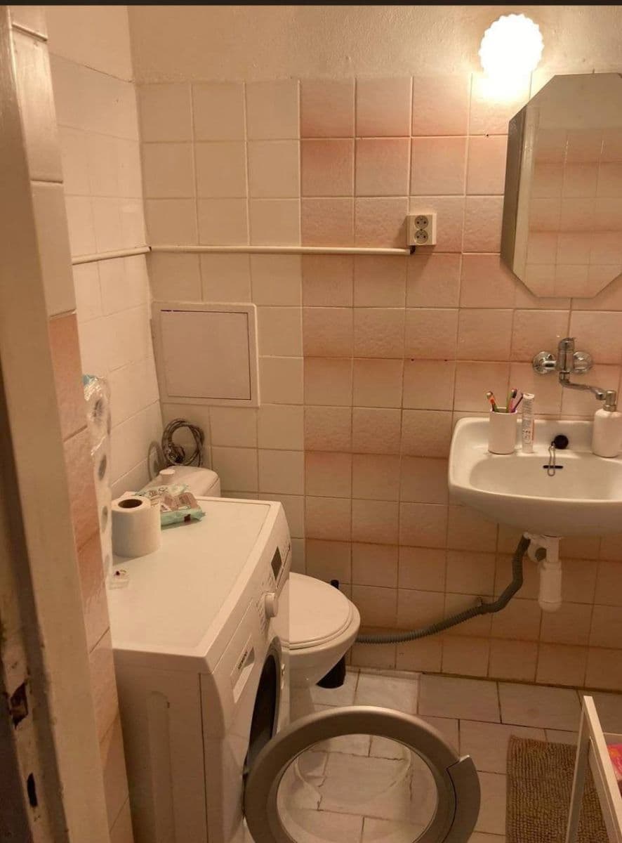 Prenájom bytu 2-izbový 40 m², U Roháčových kasáren, Praha, Praha Prenájom bytu 2-izbový 40 m², U Roháčových kasáren, Praha, Praha