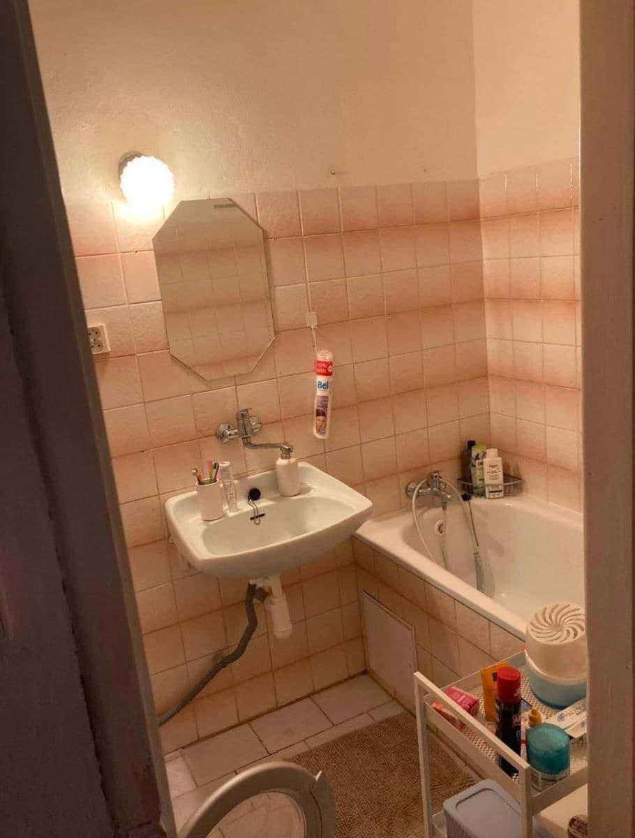 Prenájom bytu 2-izbový 40 m², U Roháčových kasáren, Praha, Praha Prenájom bytu 2-izbový 40 m², U Roháčových kasáren, Praha, Praha