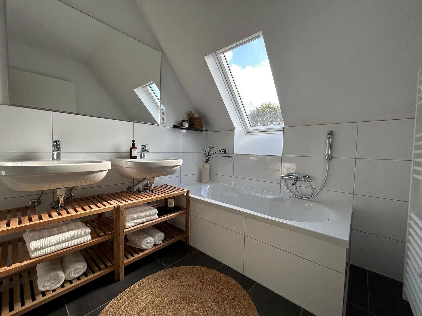 Prenájom domu 250 m², pozemek 1.851 m², Dahlienstraße, Upgant-Schott, Dolné Sasko Prenájom domu 250 m², pozemek 1.851 m², Dahlienstraße, Upgant-Schott, Dolné Sasko