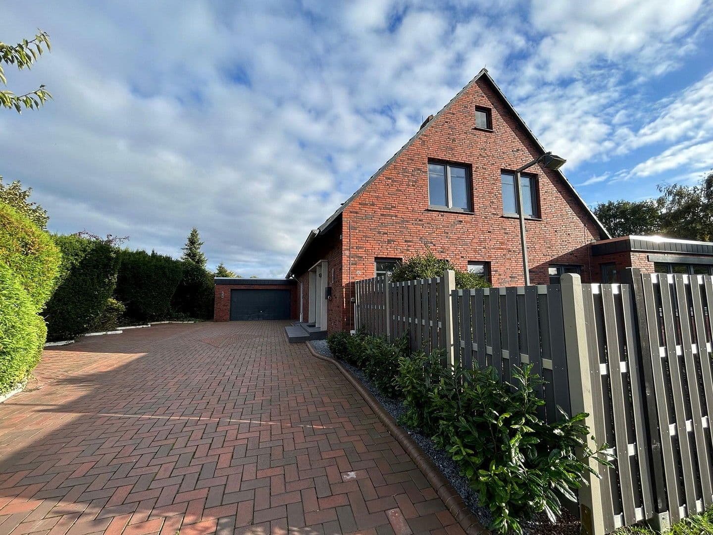 Prenájom domu 250 m², pozemek 1.851 m², Dahlienstraße, Upgant-Schott, Dolné Sasko Prenájom domu 250 m², pozemek 1.851 m², Dahlienstraße, Upgant-Schott, Dolné Sasko