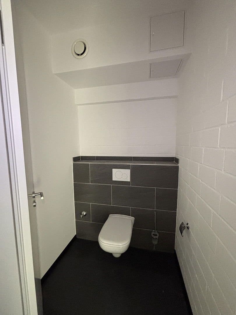 Prenájom nebytového priestoru 520 m², Moselstr. 14, Neuss, Severné Porýnie - Westfálsko Prenájom nebytového priestoru 520 m², Moselstr. 14, Neuss, Severné Porýnie - Westfálsko