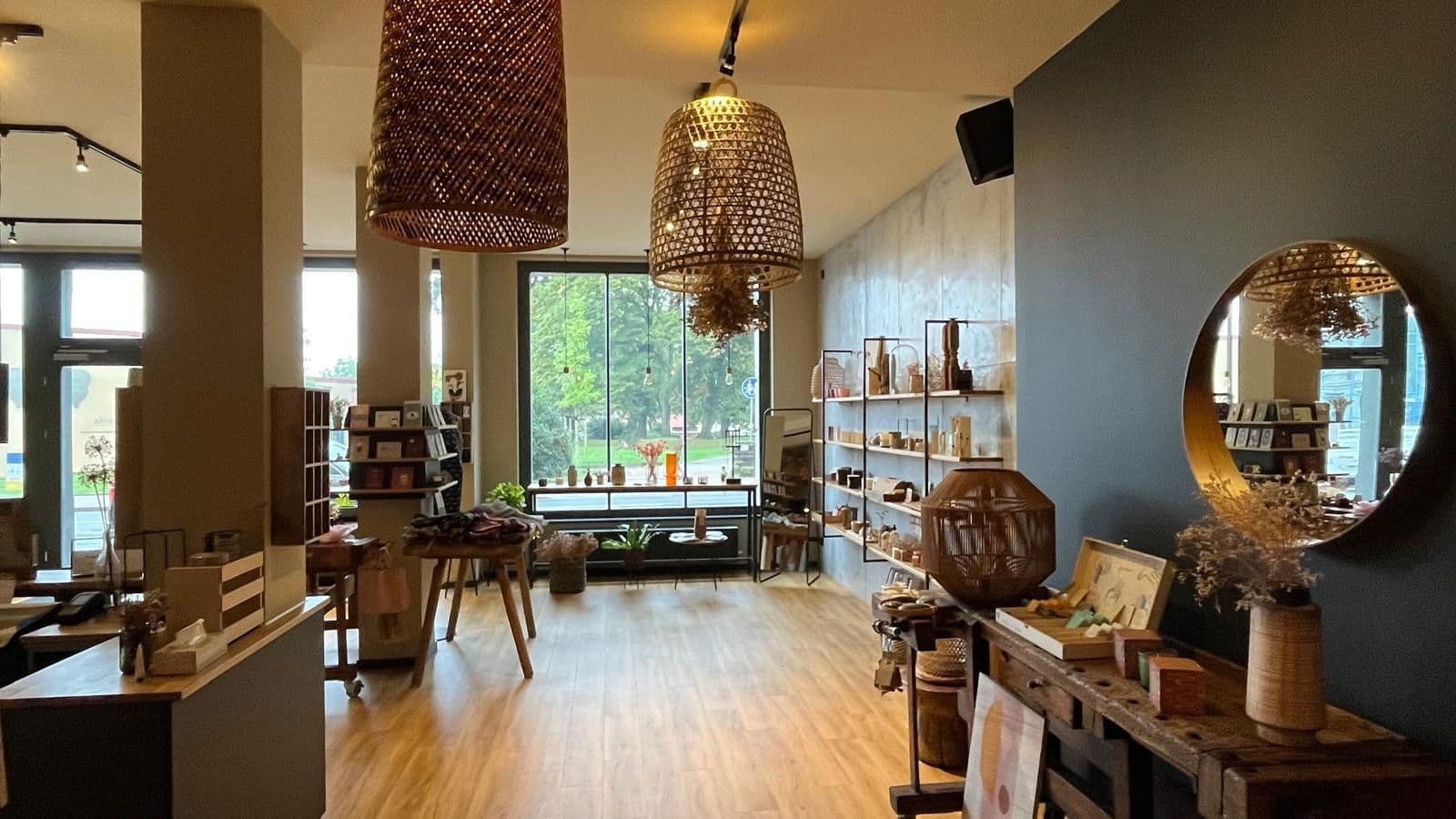 Prenájom bytu 5-izbový 155 m², Friedrich Ebert Strasse, Eisenberg, Durínsko Prenájom bytu 5-izbový 155 m², Friedrich Ebert Strasse, Eisenberg, Durínsko