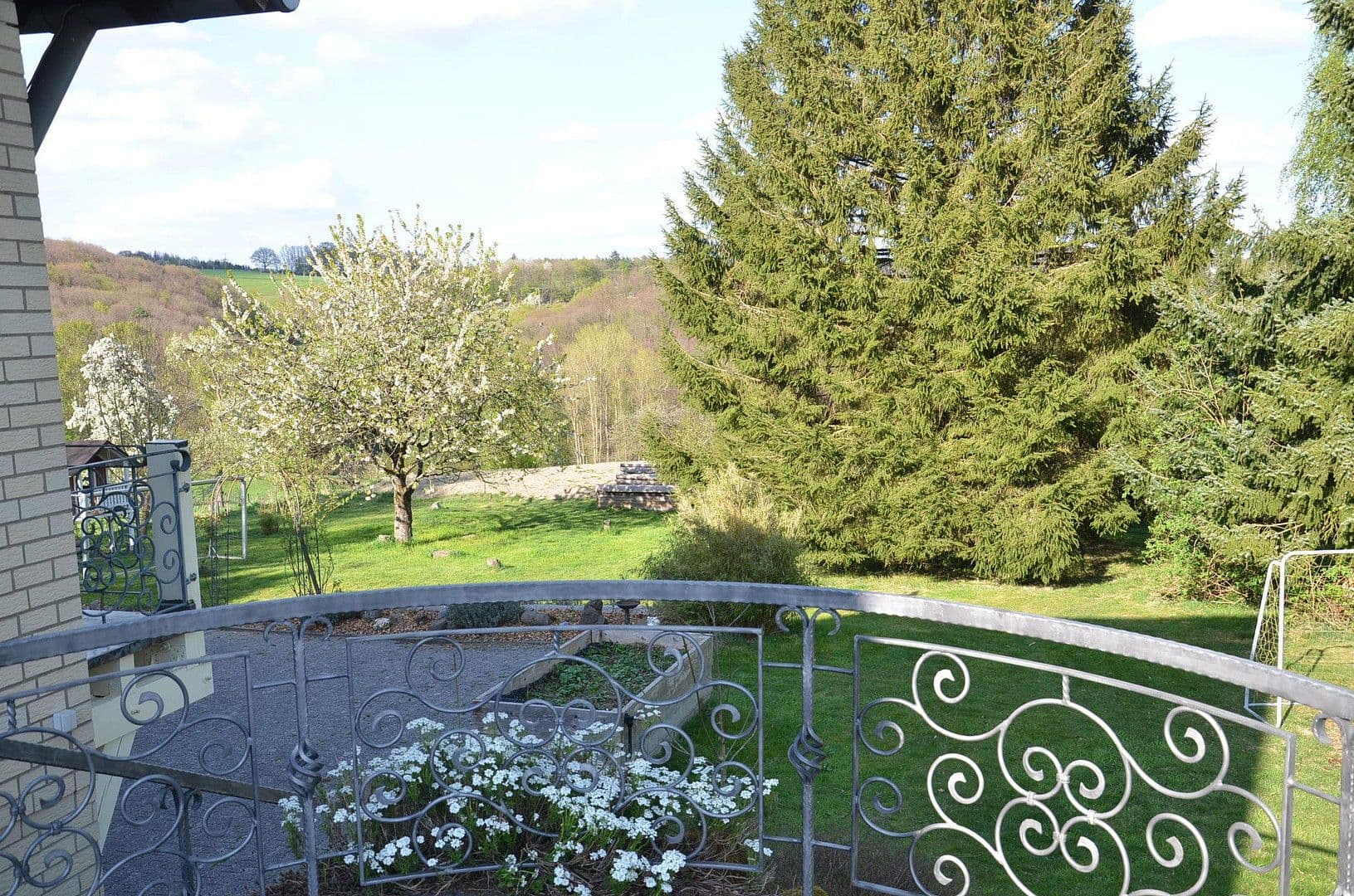 Predaj domu 350 m², pozemek 9.800 m², Dorfstraße 17, Breitscheid, Porýnie-Falcko Predaj domu 350 m², pozemek 9.800 m², Dorfstraße 17, Breitscheid, Porýnie-Falcko