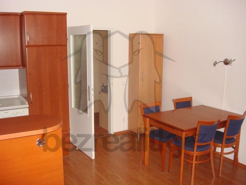 Prenájom bytu 3-izbový 78 m², Kloboučnická, Praha, Praha