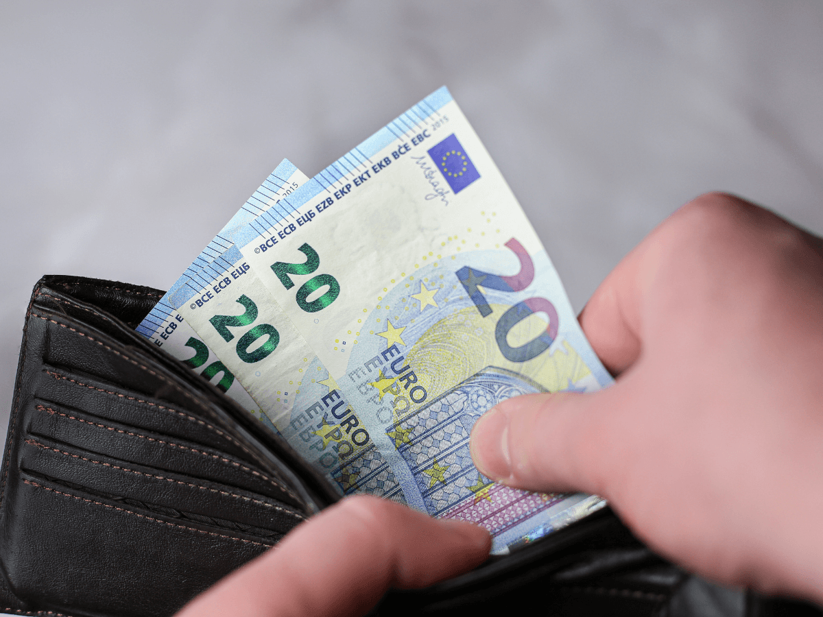 Nájomník poberá dávky: čo to znamená pre váš nájom