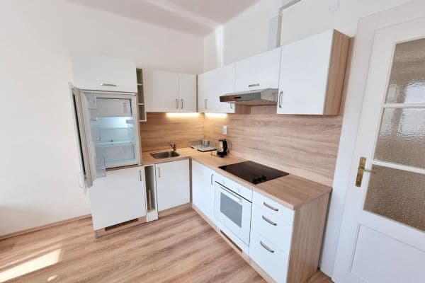 Prenájom bytu 2-izbový 49 m², Levá, Praha Prenájom bytu 2-izbový 49 m², Levá, Praha