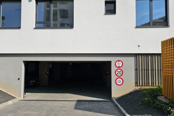 Prenájom garáže 18 m², Kardausova, Praha Prenájom garáže 18 m², Kardausova, Praha