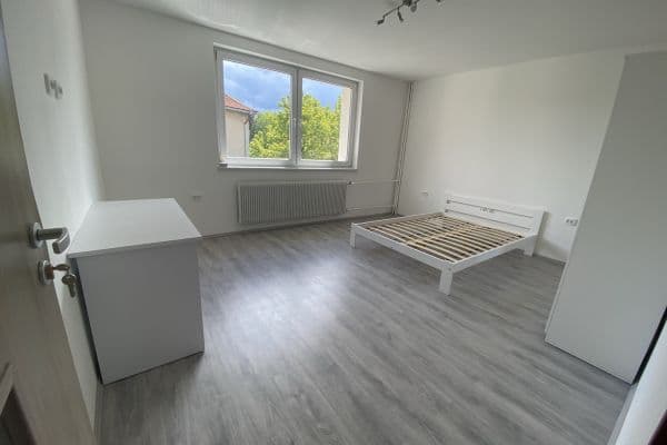 Prenájom bytu 5-izbový 115 m², Jižní Ⅱ, Praha Prenájom bytu 5-izbový 115 m², Jižní Ⅱ, Praha