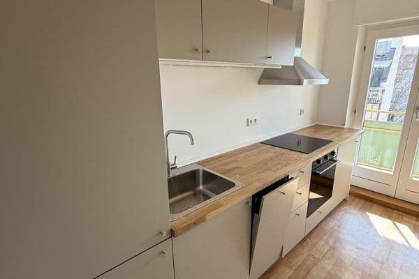 Prenájom bytu 4-izbový 120 m², Bucher Straße 97, Nürnberg, Bavorsko Prenájom bytu 4-izbový 120 m², Bucher Straße 97, Nürnberg, Bavorsko