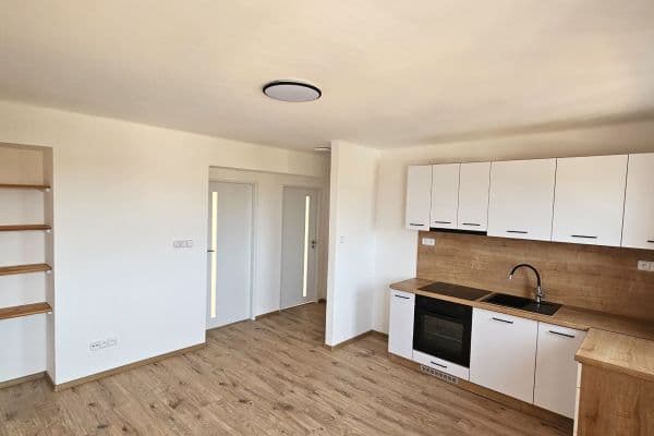 Prenájom bytu 3-izbový 61 m², Karlovarská, Lubenec Prenájom bytu 3-izbový 61 m², Karlovarská, Lubenec