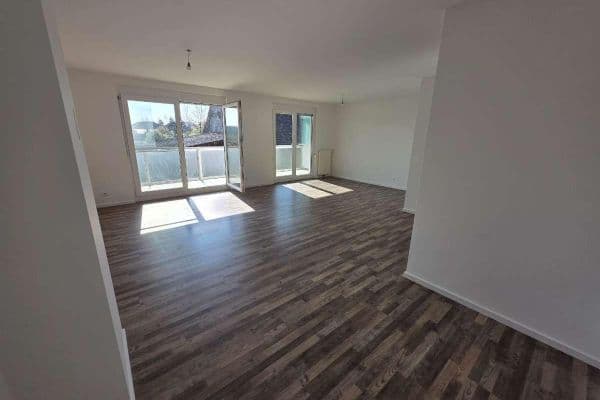 Prenájom bytu 2-izbový 72 m², Schwechat Prenájom bytu 2-izbový 72 m², Schwechat