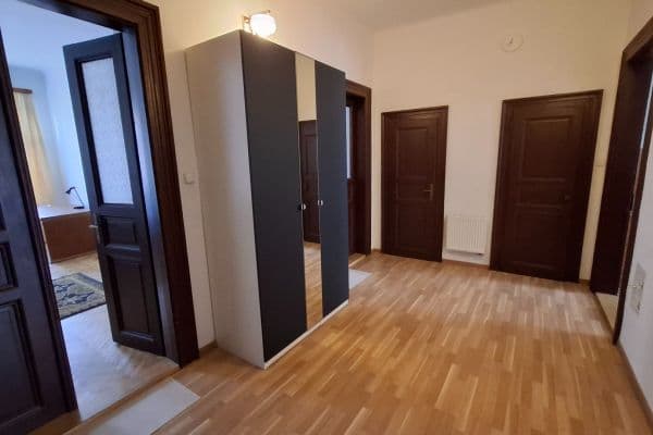 Prenájom bytu 3-izbový 97 m², Korunní, Praha Prenájom bytu 3-izbový 97 m², Korunní, Praha