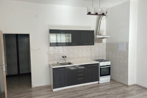 Prenájom bytu 3-izbový 64 m², Pernštýnské náměstí, Pardubice Prenájom bytu 3-izbový 64 m², Pernštýnské náměstí, Pardubice