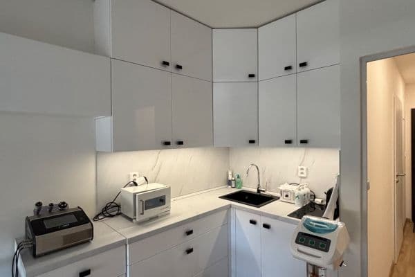 Prenájom nebytového priestoru 25 m², Peroutkova, Praha Prenájom nebytového priestoru 25 m², Peroutkova, Praha