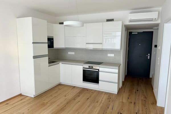 Prenájom bytu 2-izbový 47 m², Sokolovská, Praha Prenájom bytu 2-izbový 47 m², Sokolovská, Praha