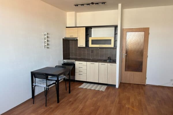 Prenájom bytu 1-izbový 38 m², Podkovářská, Praha Prenájom bytu 1-izbový 38 m², Podkovářská, Praha
