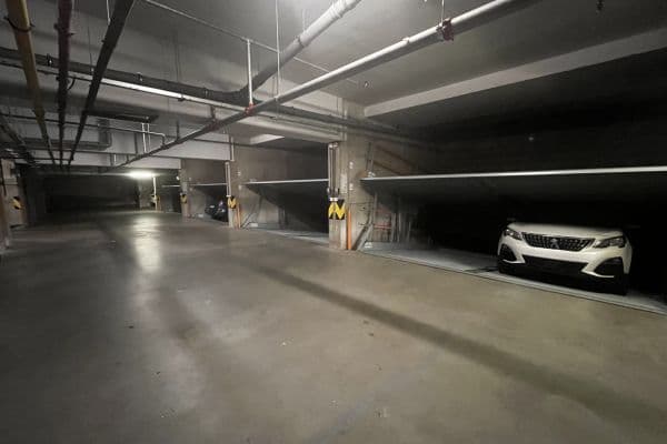 Prenájom garáže 10 m², Františka Kadlece, Praha Prenájom garáže 10 m², Františka Kadlece, Praha