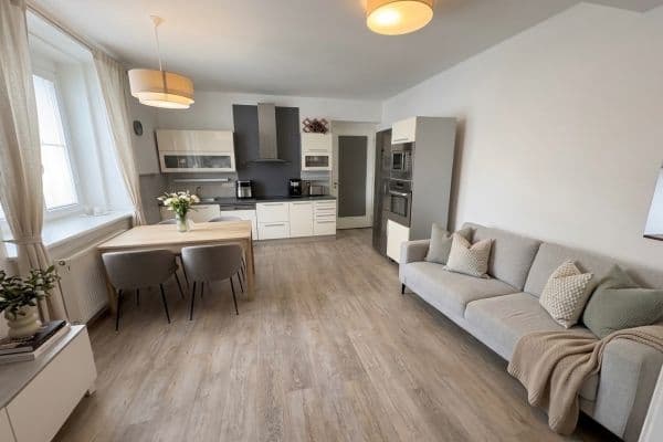 Predaj bytu 3-izbový 72 m², Na Zlatnici, Praha Predaj bytu 3-izbový 72 m², Na Zlatnici, Praha