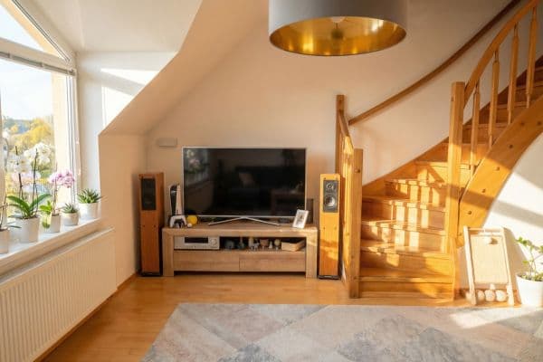 Prenájom bytu 3-izbový 84 m², Žichlínská, Praha Prenájom bytu 3-izbový 84 m², Žichlínská, Praha