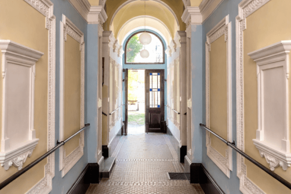 Prenájom bytu 2-izbový 56 m², Všehrdova, Praha Prenájom bytu 2-izbový 56 m², Všehrdova, Praha