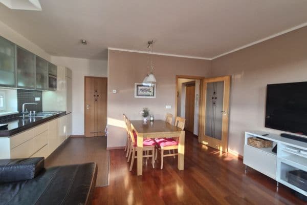 Predaj bytu 3-izbový 82 m², U Lipové aleje, Praha Predaj bytu 3-izbový 82 m², U Lipové aleje, Praha