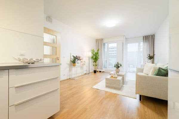 Prenájom bytu 2-izbový 58 m², Na Zlatě, Praha Prenájom bytu 2-izbový 58 m², Na Zlatě, Praha