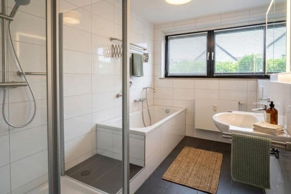 Prenájom bytu 3-izbový 110 m², Goethestr.3, Leverkusen Prenájom bytu 3-izbový 110 m², Goethestr.3, Leverkusen