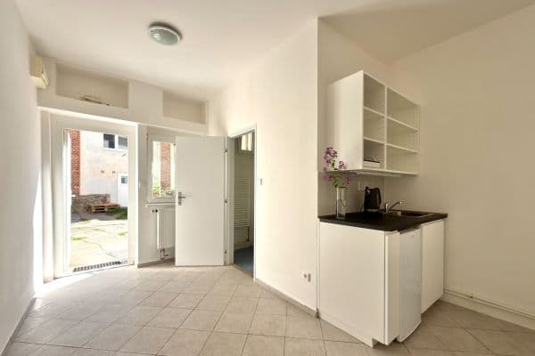 Prenájom bytu 1-izbový 15 m², Zbynická, Praha Prenájom bytu 1-izbový 15 m², Zbynická, Praha