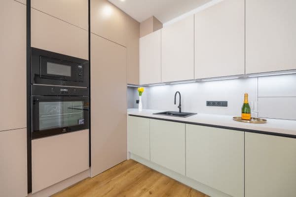 Predaj bytu 3-izbový 95 m², Řezáčovo náměstí, Praha Predaj bytu 3-izbový 95 m², Řezáčovo náměstí, Praha