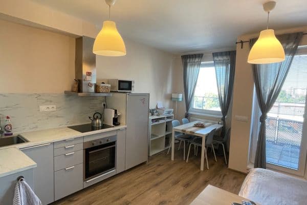 Prenájom bytu 1-izbový 33 m², Škrábkových, Praha Prenájom bytu 1-izbový 33 m², Škrábkových, Praha