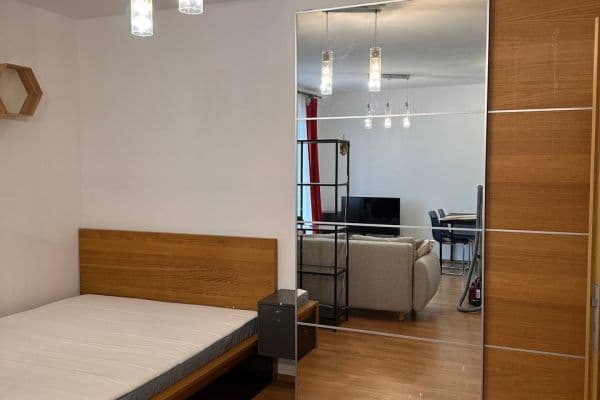 Prenájom bytu 1-izbový 41 m², Modenská, Praha Prenájom bytu 1-izbový 41 m², Modenská, Praha